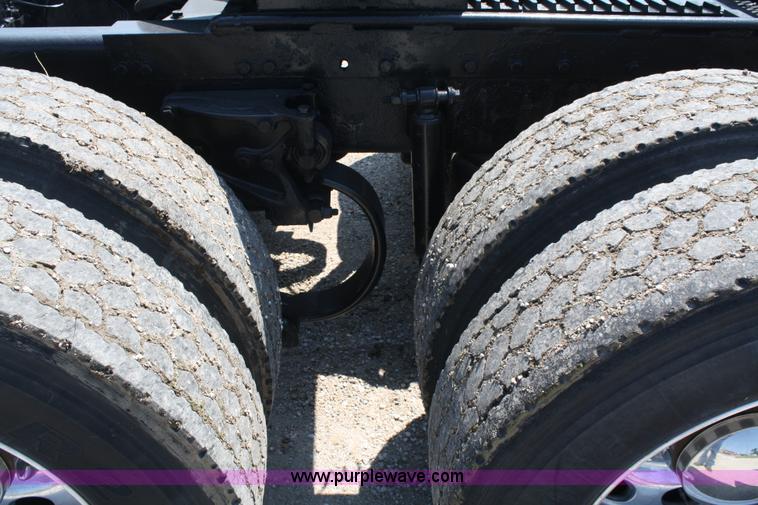 image for item A2257 2006 Peterbilt 379 semi truck
