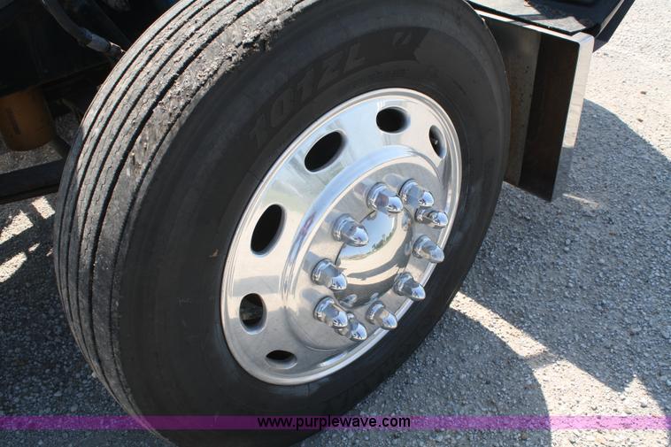 image for item A2257 2006 Peterbilt 379 semi truck