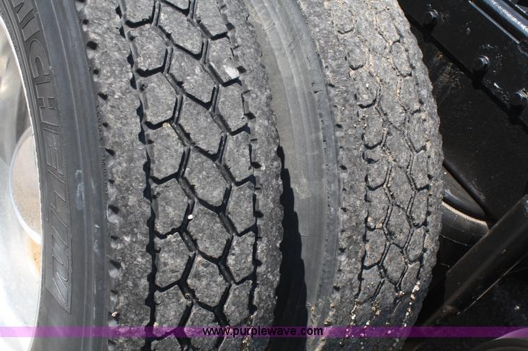 image for item A2257 2006 Peterbilt 379 semi truck