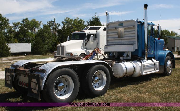 image for item A2308 1986 Freightliner FLC-64T semi truck