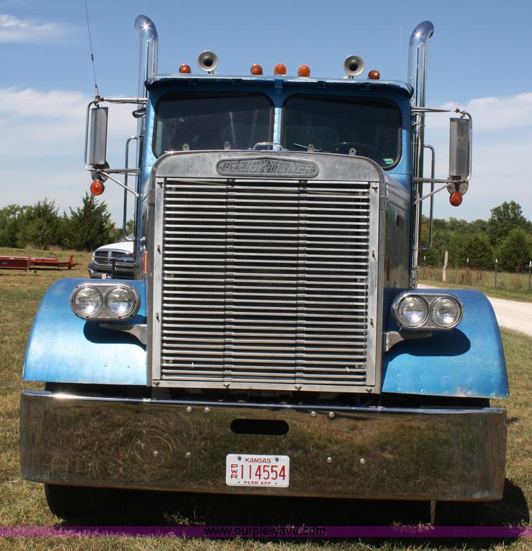 image for item A2308 1986 Freightliner FLC-64T semi truck
