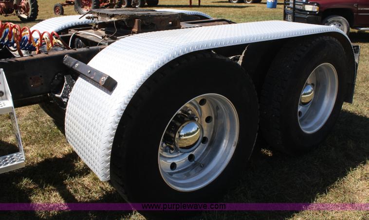 image for item A2308 1986 Freightliner FLC-64T semi truck