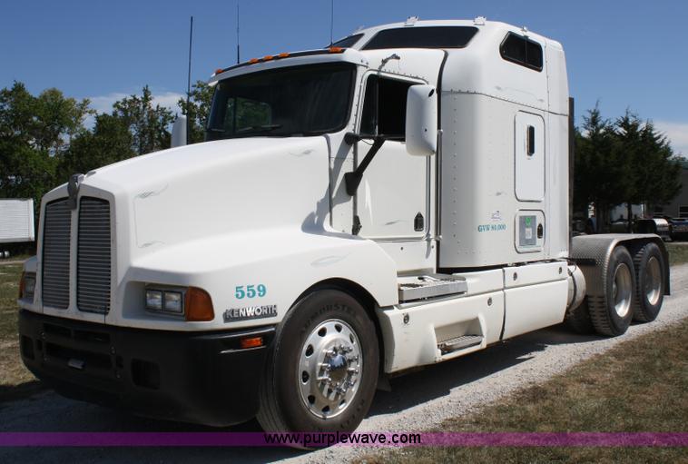 image for item A2310 1995 Kenworth T600 semi truck
