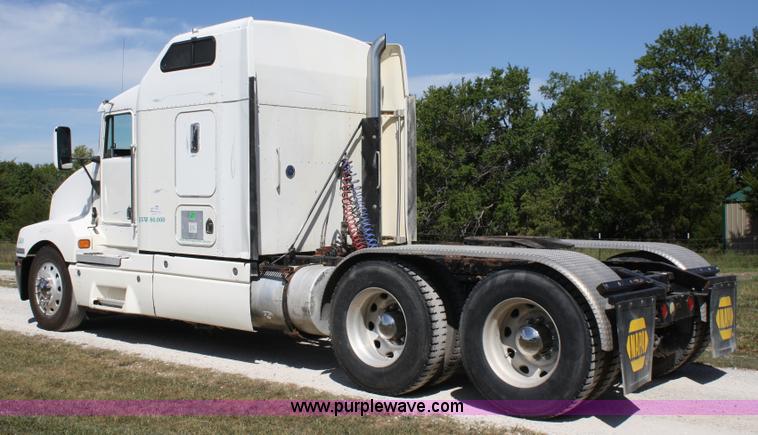 image for item A2310 1995 Kenworth T600 semi truck