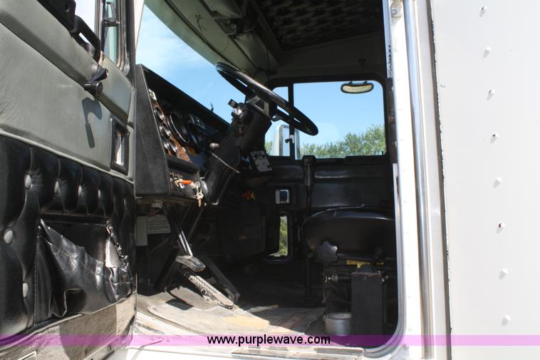 image for item A2310 1995 Kenworth T600 semi truck