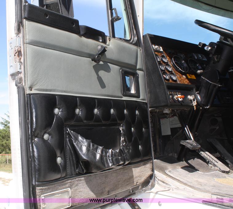 image for item A2310 1995 Kenworth T600 semi truck