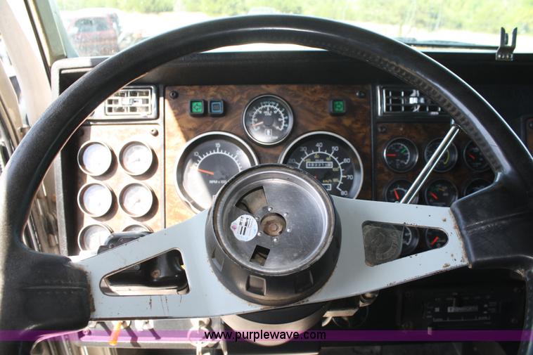 image for item A2310 1995 Kenworth T600 semi truck