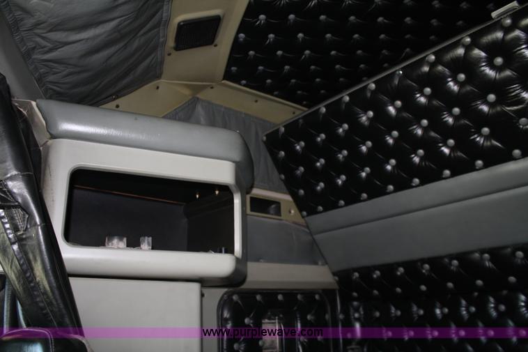 image for item A2310 1995 Kenworth T600 semi truck