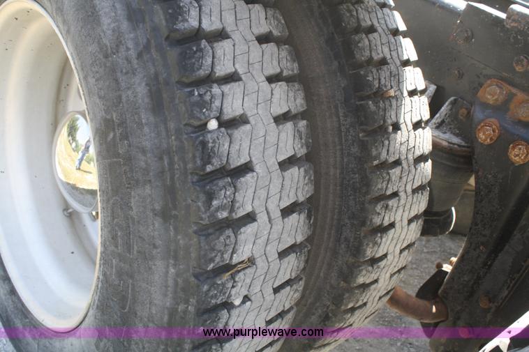 image for item A2310 1995 Kenworth T600 semi truck