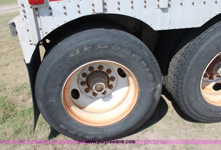 image for item A2727 1989 Merritt 48' tandem axle livestock trailer