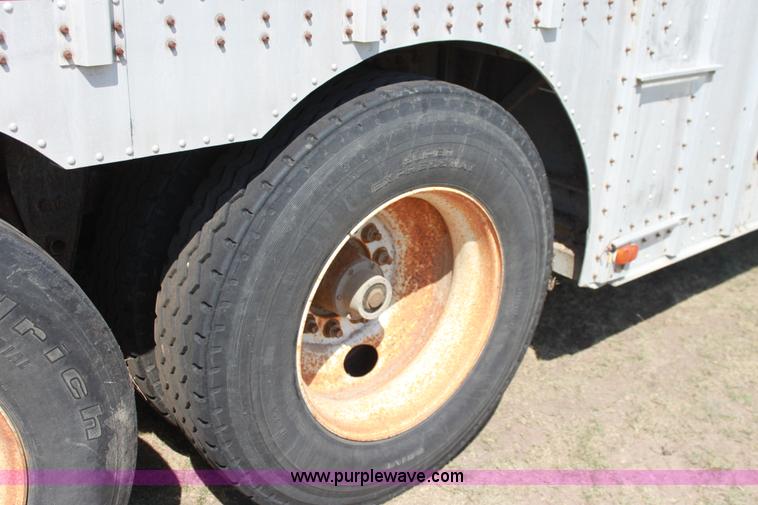 image for item A2727 1989 Merritt 48' tandem axle livestock trailer