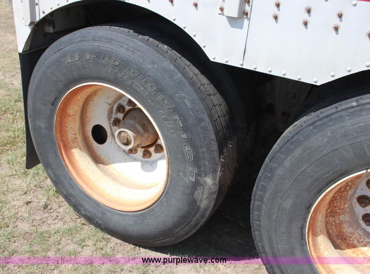 image for item A2727 1989 Merritt 48' tandem axle livestock trailer