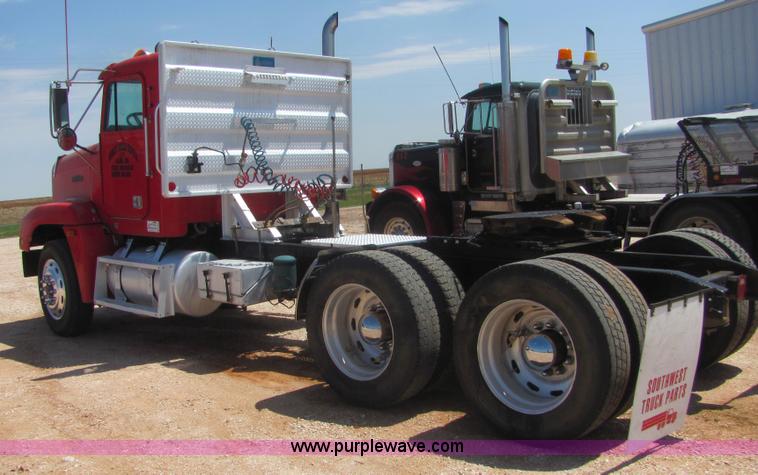 image for item A3573 1991 Freightliner FLD120 semi truck