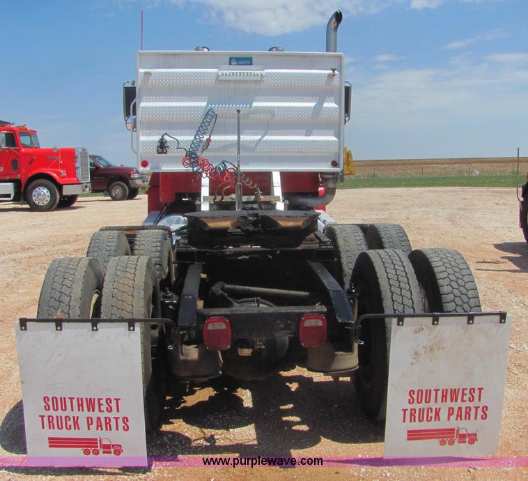 image for item A3573 1991 Freightliner FLD120 semi truck