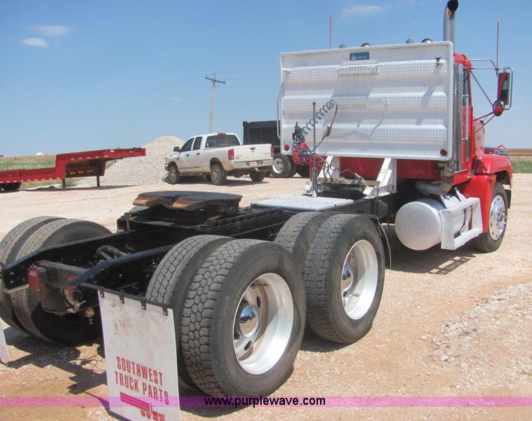 image for item A3573 1991 Freightliner FLD120 semi truck