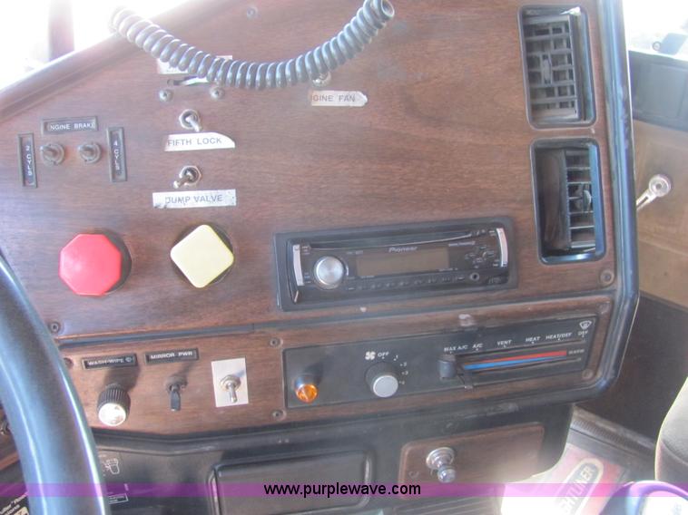 image for item A3573 1991 Freightliner FLD120 semi truck