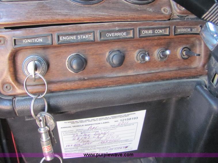 image for item A3573 1991 Freightliner FLD120 semi truck