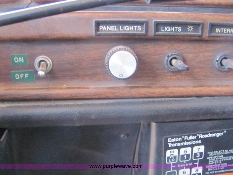 image for item A3573 1991 Freightliner FLD120 semi truck