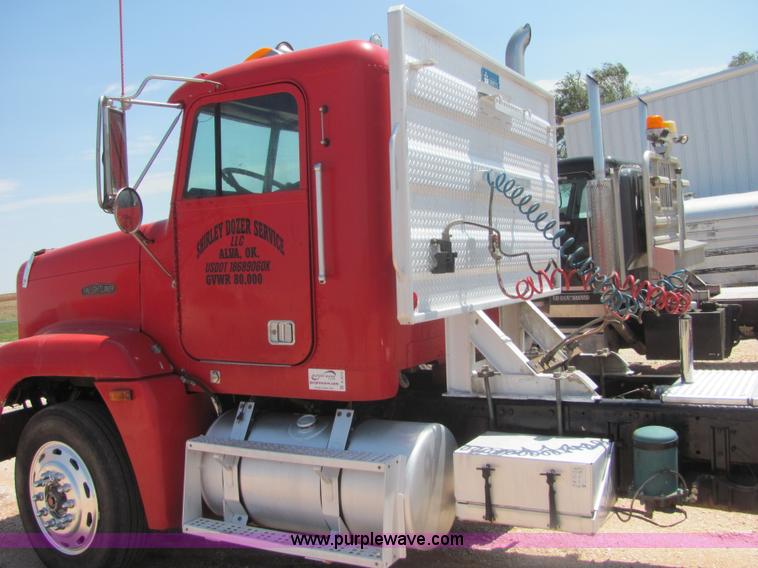 image for item A3573 1991 Freightliner FLD120 semi truck