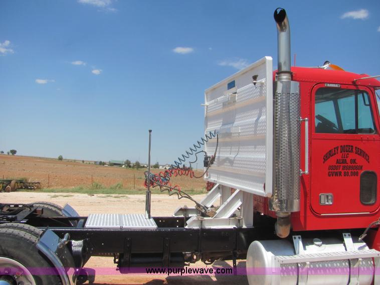 image for item A3573 1991 Freightliner FLD120 semi truck