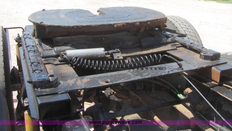 image for item A3573 1991 Freightliner FLD120 semi truck