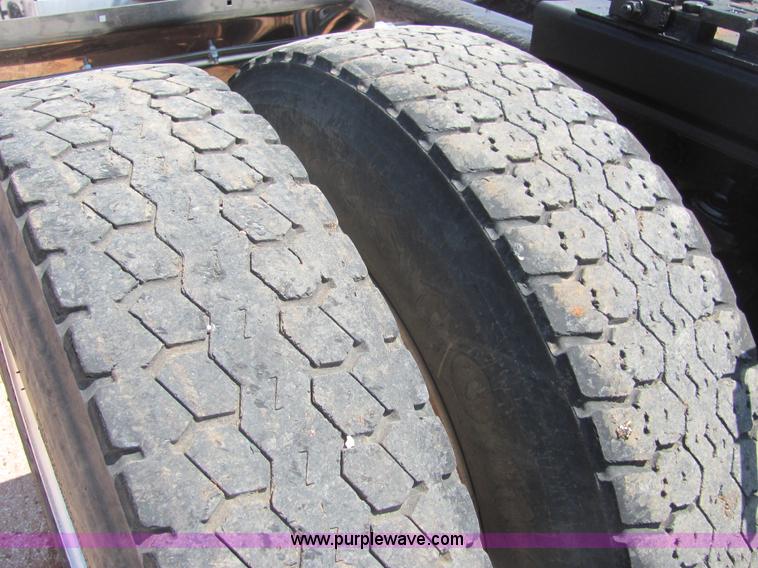 image for item A3573 1991 Freightliner FLD120 semi truck