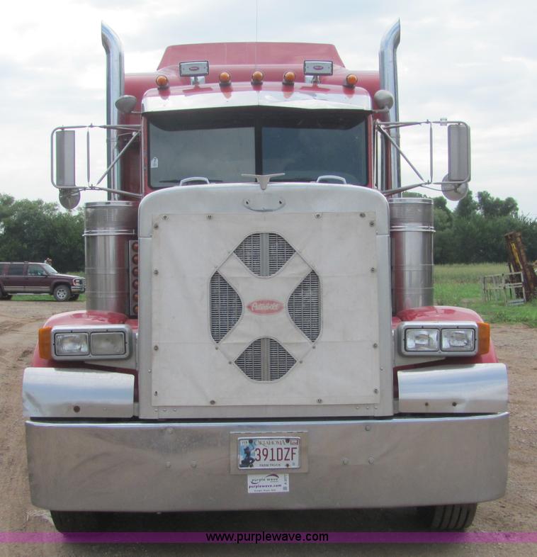 image for item A3577 2001 Peterbilt 379 semi truck