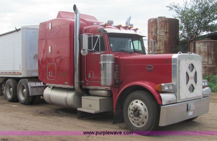 image for item A3577 2001 Peterbilt 379 semi truck