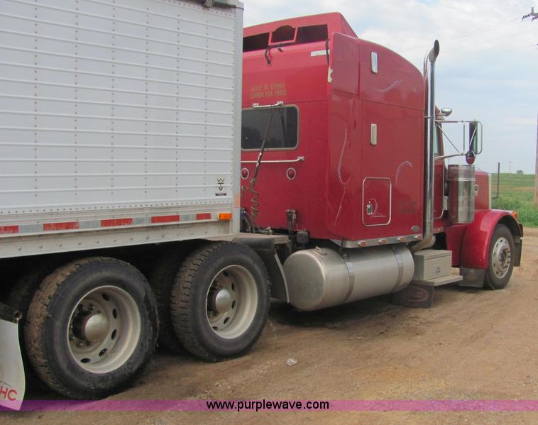 image for item A3577 2001 Peterbilt 379 semi truck