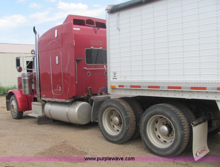 image for item A3577 2001 Peterbilt 379 semi truck
