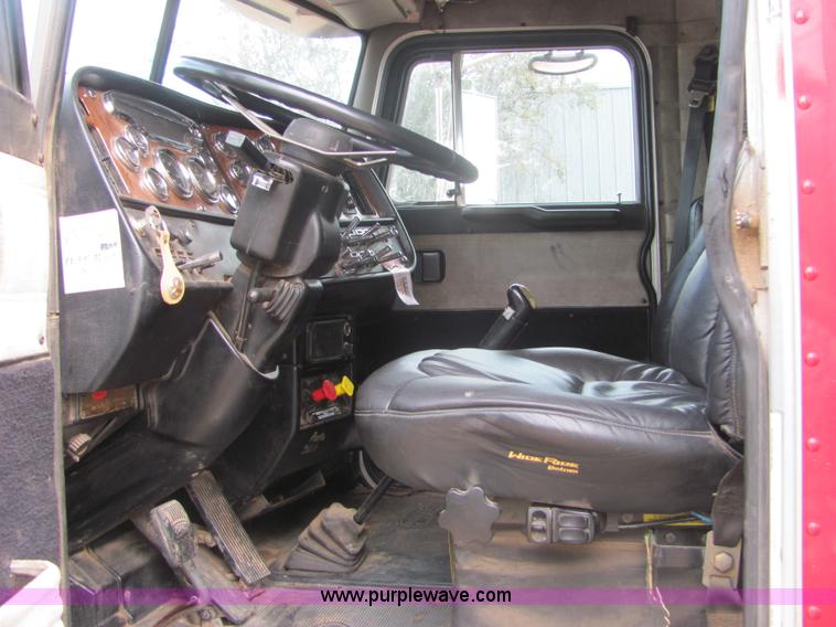 image for item A3577 2001 Peterbilt 379 semi truck