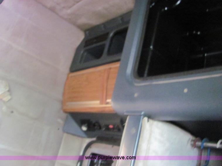 image for item A3577 2001 Peterbilt 379 semi truck