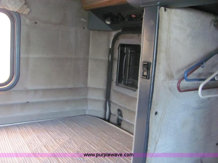 image for item A3577 2001 Peterbilt 379 semi truck