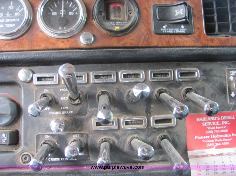 image for item A3577 2001 Peterbilt 379 semi truck