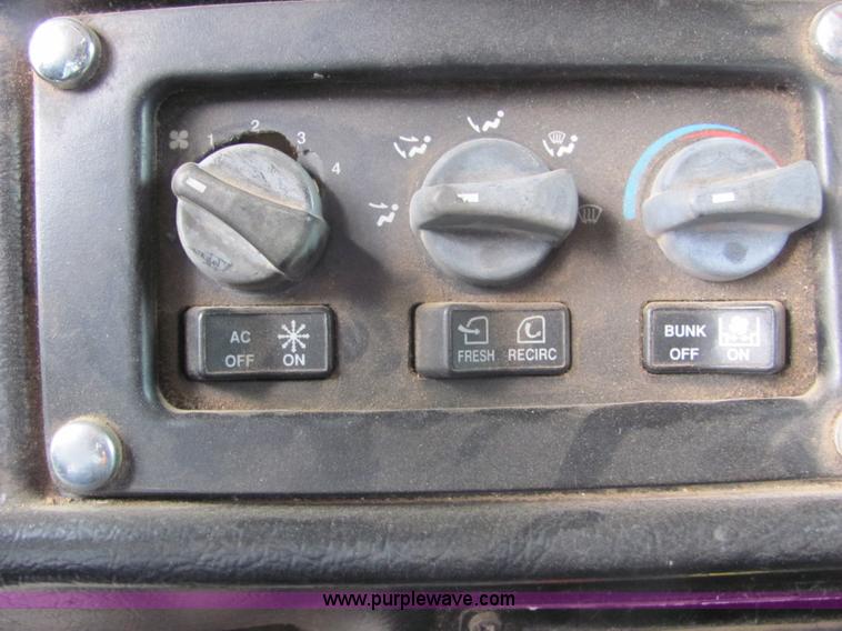 image for item A3577 2001 Peterbilt 379 semi truck