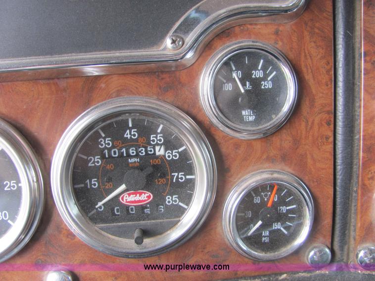 image for item A3577 2001 Peterbilt 379 semi truck