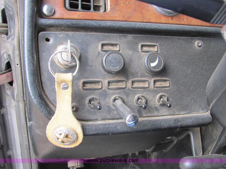 image for item A3577 2001 Peterbilt 379 semi truck