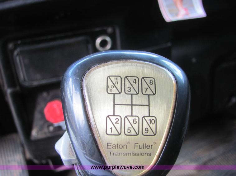 image for item A3577 2001 Peterbilt 379 semi truck