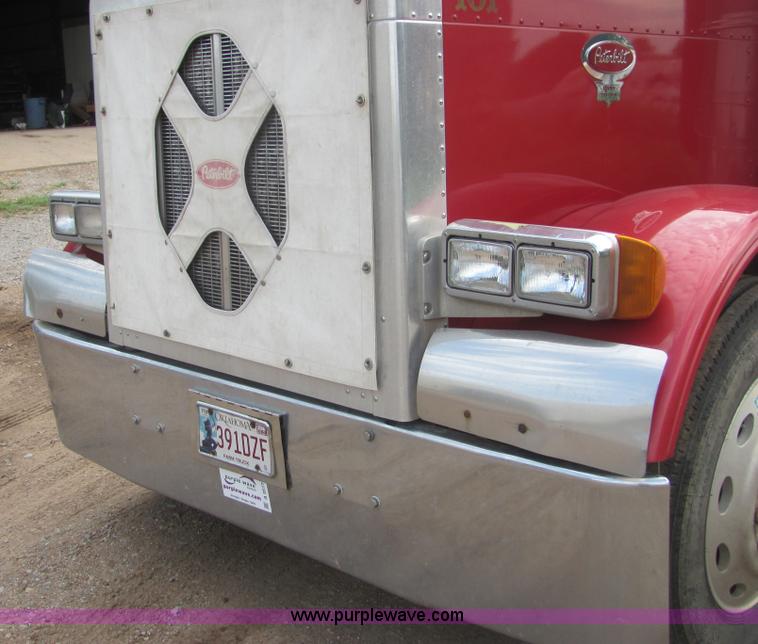 image for item A3577 2001 Peterbilt 379 semi truck