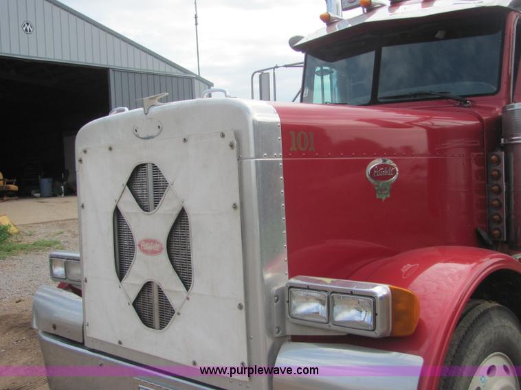 image for item A3577 2001 Peterbilt 379 semi truck