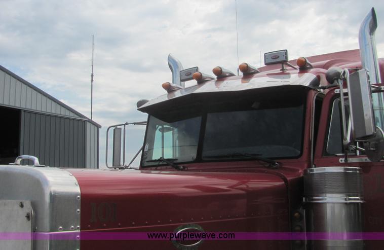 image for item A3577 2001 Peterbilt 379 semi truck