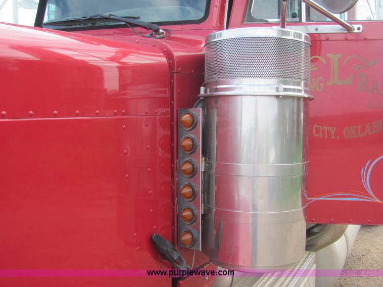 image for item A3577 2001 Peterbilt 379 semi truck