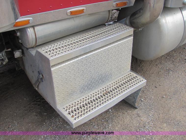 image for item A3577 2001 Peterbilt 379 semi truck