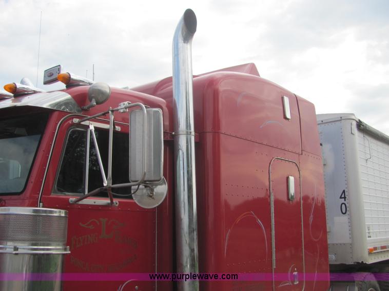 image for item A3577 2001 Peterbilt 379 semi truck