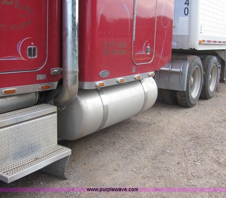 image for item A3577 2001 Peterbilt 379 semi truck