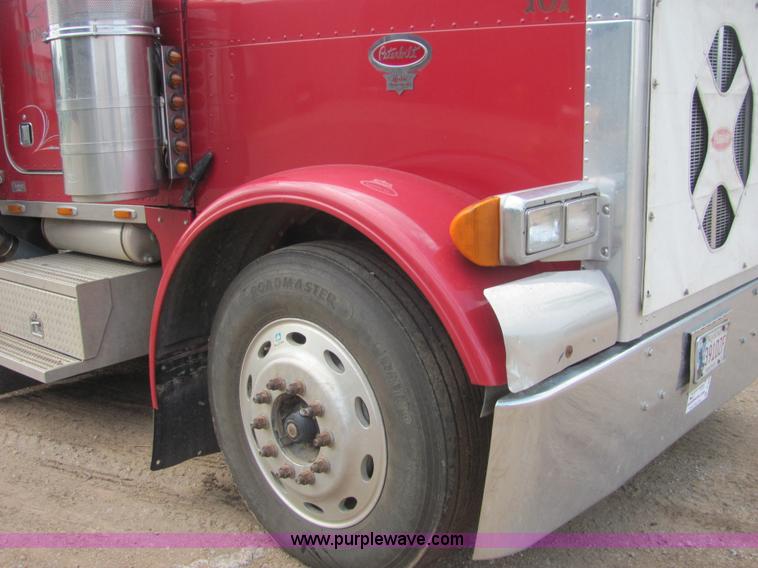 image for item A3577 2001 Peterbilt 379 semi truck