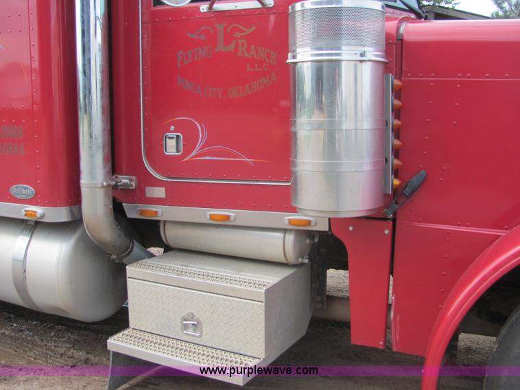 image for item A3577 2001 Peterbilt 379 semi truck