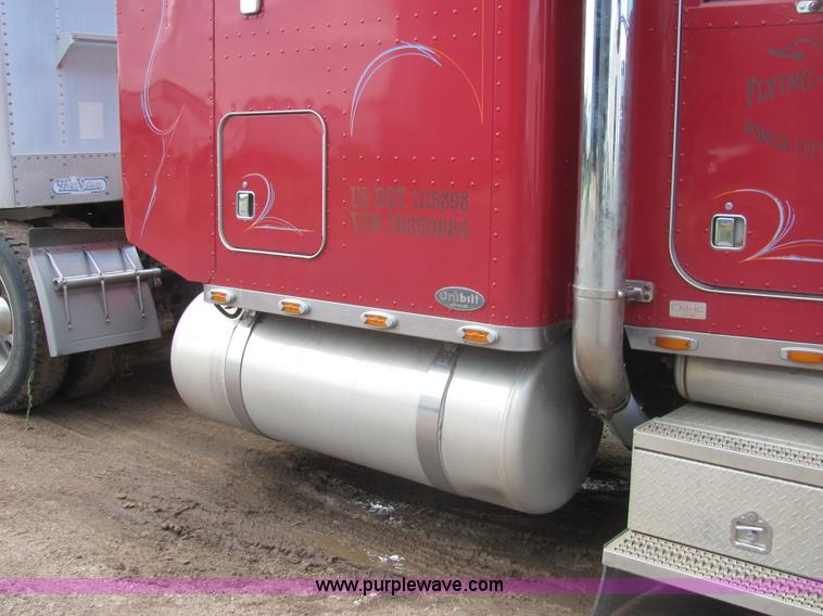 image for item A3577 2001 Peterbilt 379 semi truck