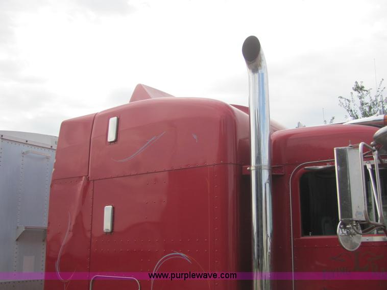 image for item A3577 2001 Peterbilt 379 semi truck