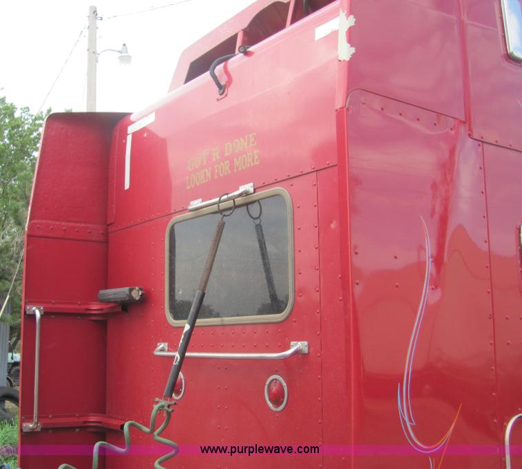 image for item A3577 2001 Peterbilt 379 semi truck